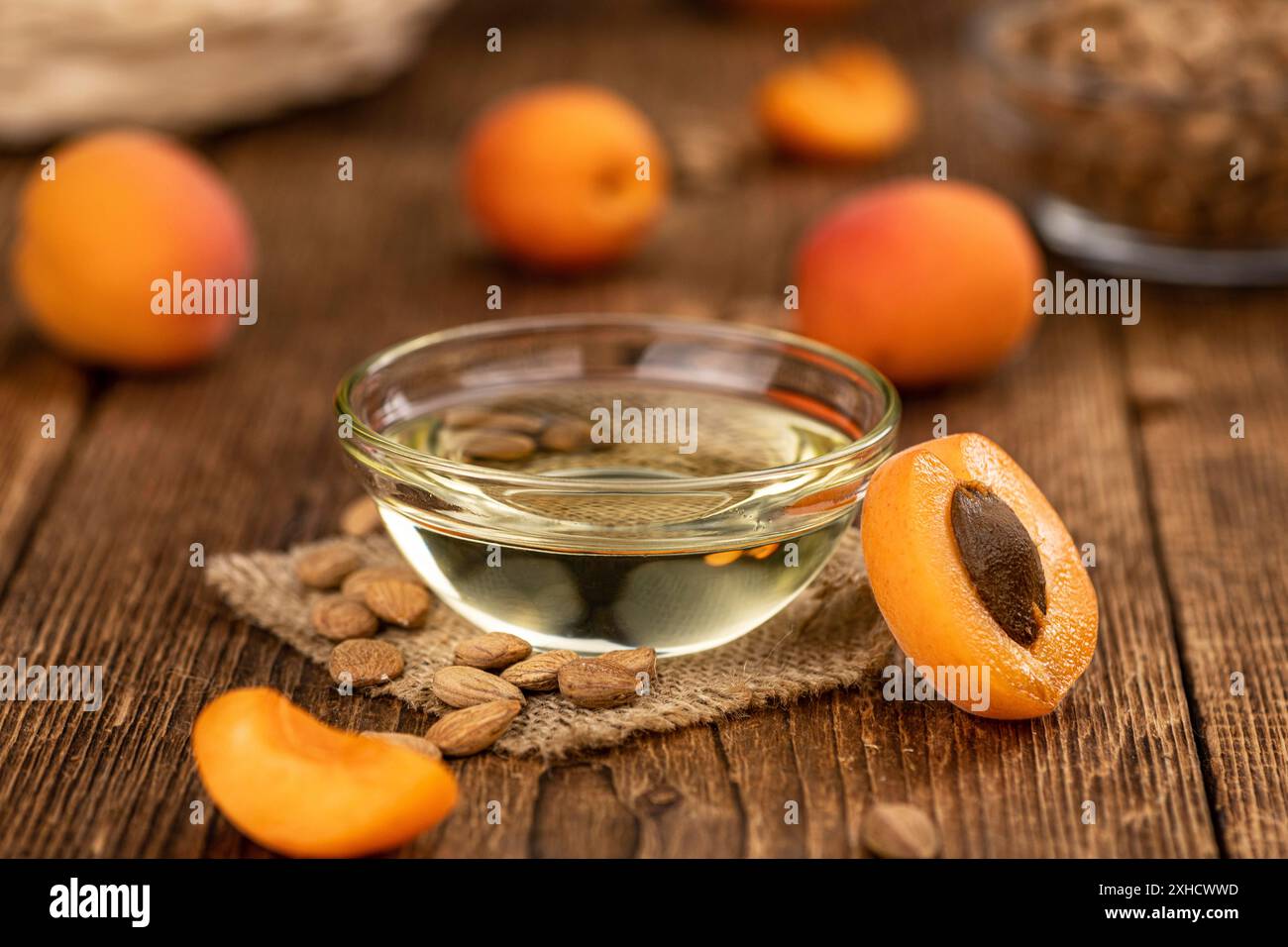 Alcuni oli di grappoli di Apricot come primo piano dettagliato (fuoco selettivo) Foto Stock