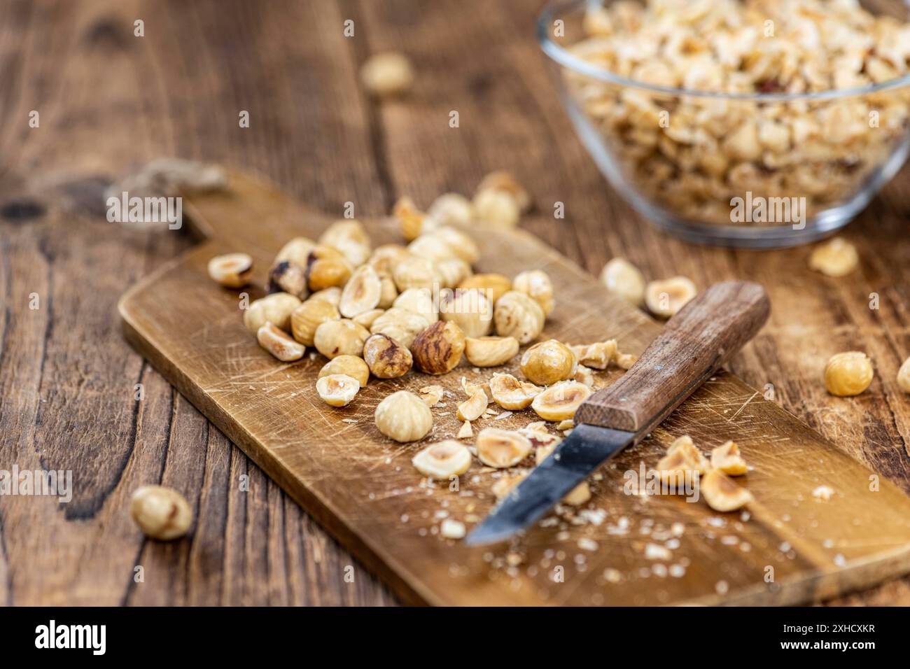 Nocciole appena tagliate come primo piano dettagliato (fuoco selettivo) Foto Stock
