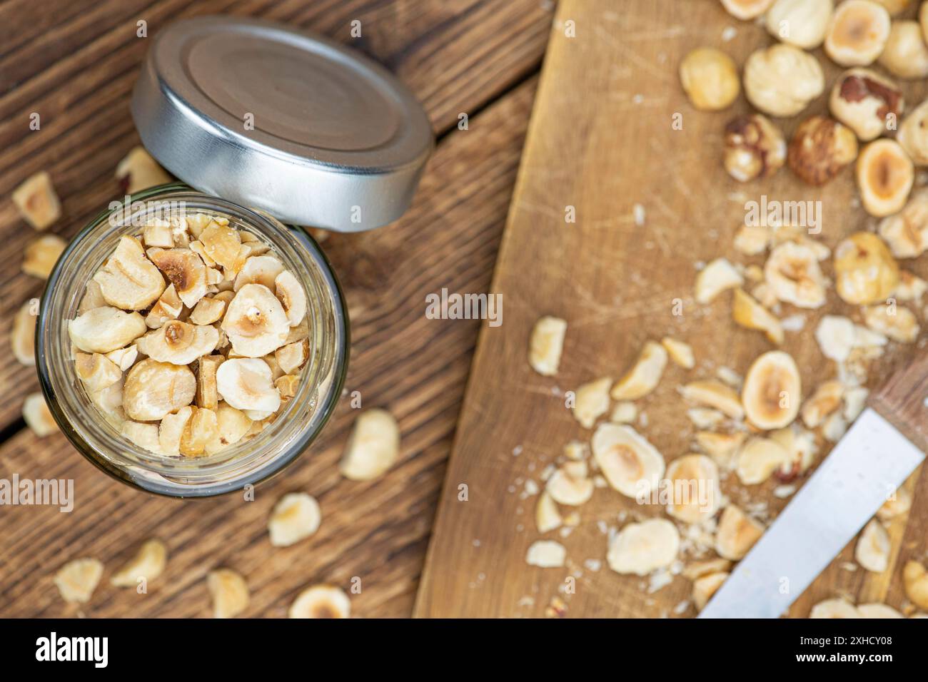 Nocciole appena tagliate come primo piano dettagliato (fuoco selettivo) Foto Stock