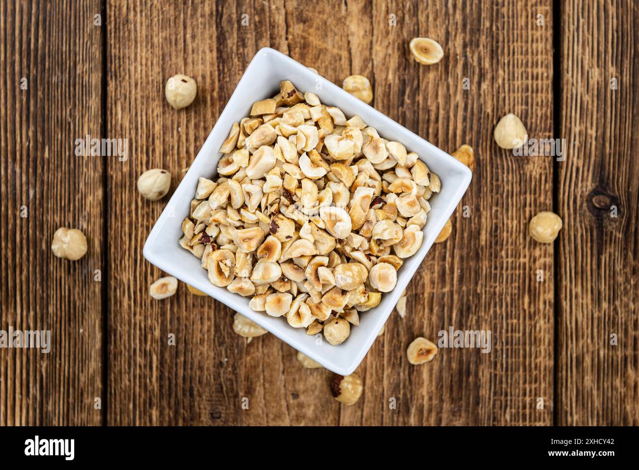 Nocciole appena tagliate come primo piano dettagliato (fuoco selettivo) Foto Stock
