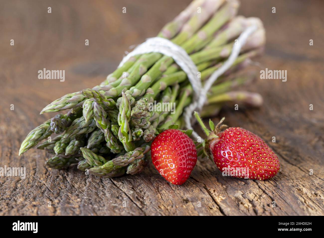 Asparagi verdi selvatici su legno Foto Stock