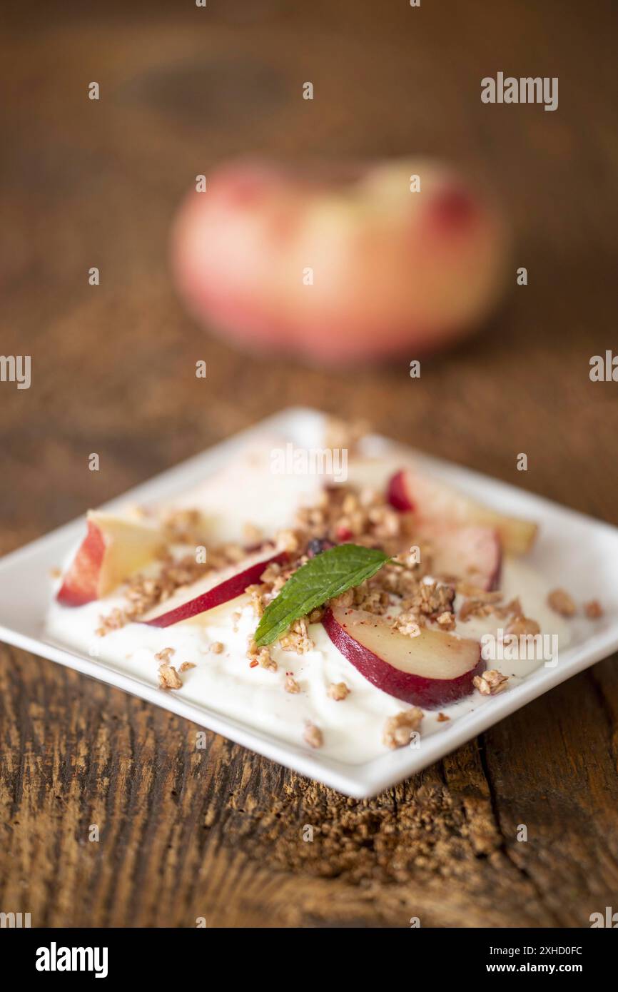 Yogurt alla pesca su legno scuro Foto Stock