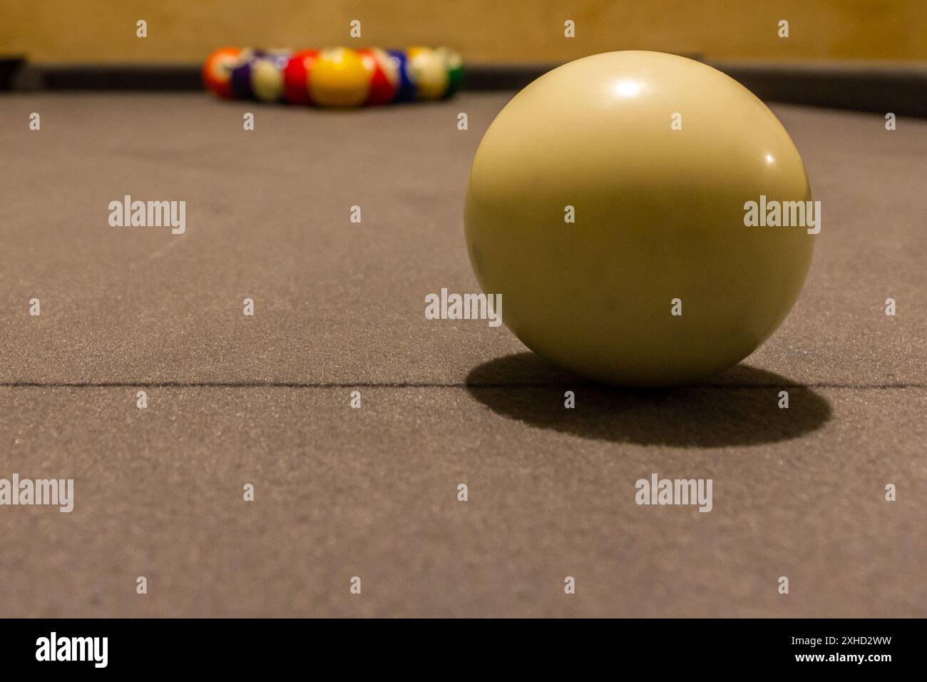alcune colorate palline da biliardo su un tavolo da gioco Foto Stock