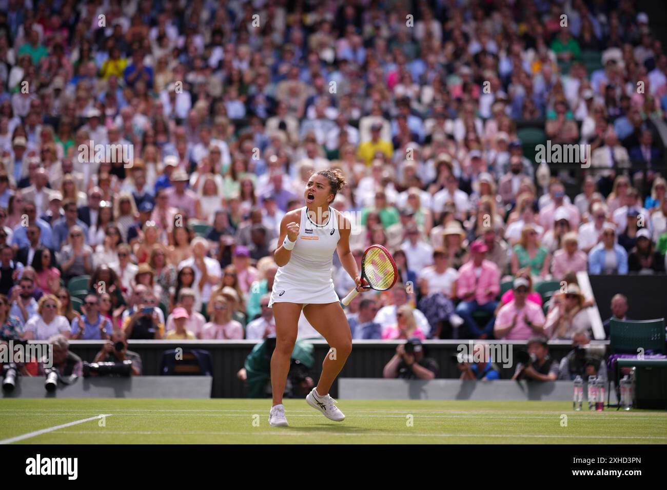 L'Italia Jasmine Paolini torna contro la Repubblica Ceca Barbora Krejcikova durante la loro finale di tennis femminile il tredicesimo giorno dei Campionati di Wimbledon 2024 all'All England Lawn Tennis and Croquet Club di Wimbledon, a sud-ovest di Londra, il 13 luglio 2024. Credito: MB Media Solutions/Alamy Live News Foto Stock