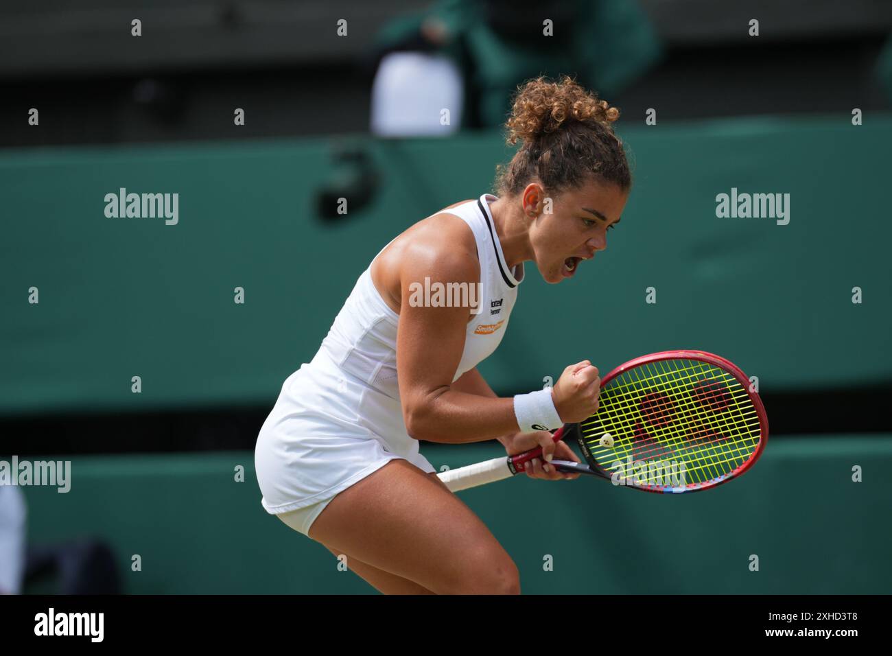 L'Italia Jasmine Paolini torna contro la Repubblica Ceca Barbora Krejcikova durante la loro finale di tennis femminile il tredicesimo giorno dei Campionati di Wimbledon 2024 all'All England Lawn Tennis and Croquet Club di Wimbledon, a sud-ovest di Londra, il 13 luglio 2024. Credito: MB Media Solutions/Alamy Live News Foto Stock