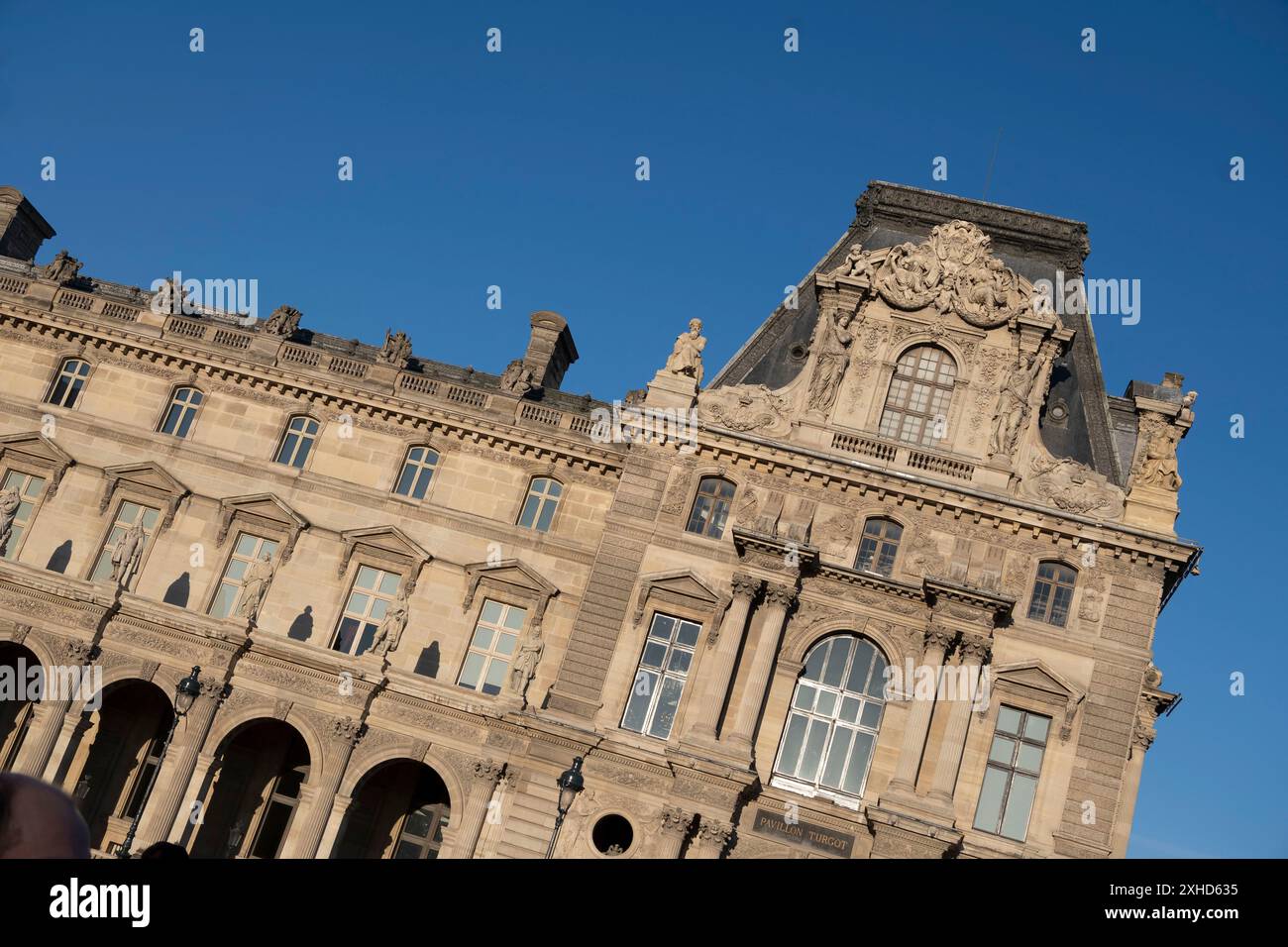 Parigi, Francia, 7 giugno 2024: Il Louvre, sulla riva destra della Senna, a Parigi, il museo nazionale d'arte francese, che ospita importanti opere iconiche. Foto Stock