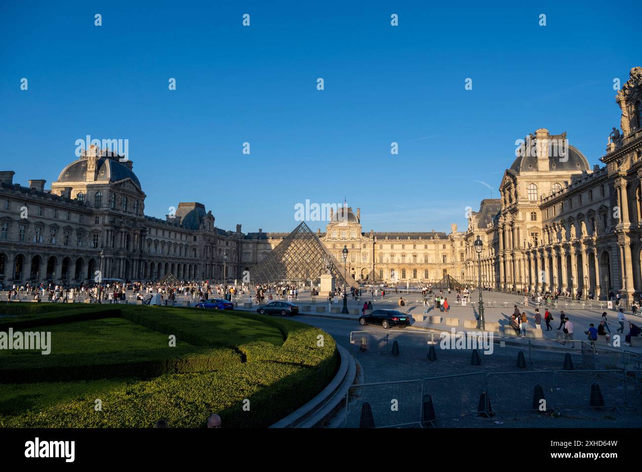 Parigi, Francia, 7 giugno 2024: Il Louvre, sulla riva destra della Senna, a Parigi, il museo nazionale d'arte francese, che ospita importanti opere iconiche. Foto Stock