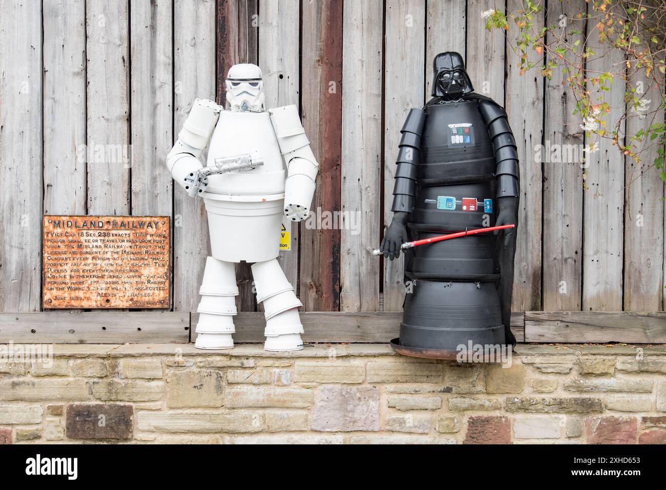 Settlement Flowerpot Festival 2024 con tanti personaggi e creazioni eccentriche sui vari sentieri della città. Foto Stock