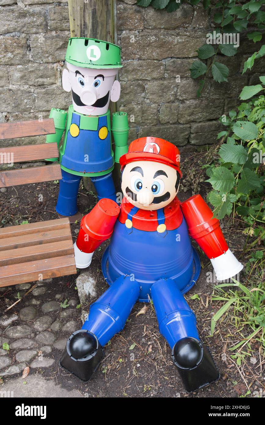 Settlement Flowerpot Festival 2024 con molti personaggi stravaganti come Super Mario e Luigi, oltre ad altre creazioni su diversi sentieri intorno alla città. Foto Stock
