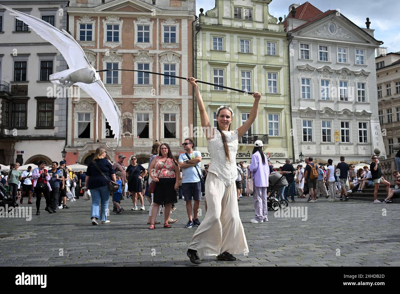 Praga, Repubblica Ceca. 13 luglio 2024. Come parte del festival teatrale "dietro la porta", una sfilata di grandi marionette guidate da artisti ha avuto luogo nella Piazza della città Vecchia a Praga, Repubblica Ceca. (Credit Image: © Slavek Ruta/ZUMA Press Wire) SOLO PER USO EDITORIALE! Non per USO commerciale! Foto Stock