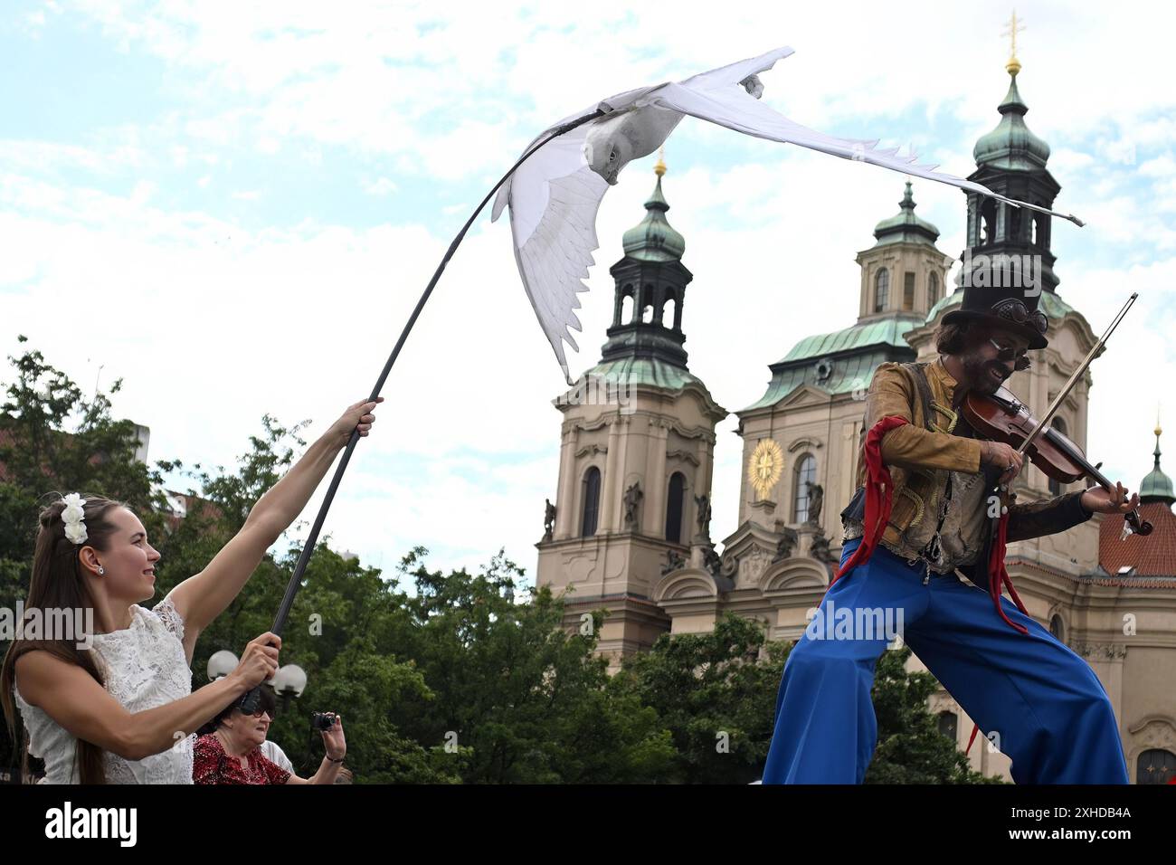 Praga, Repubblica Ceca. 13 luglio 2024. Come parte del festival teatrale "dietro la porta", una sfilata di grandi marionette guidate da artisti ha avuto luogo nella Piazza della città Vecchia a Praga, Repubblica Ceca. (Credit Image: © Slavek Ruta/ZUMA Press Wire) SOLO PER USO EDITORIALE! Non per USO commerciale! Foto Stock