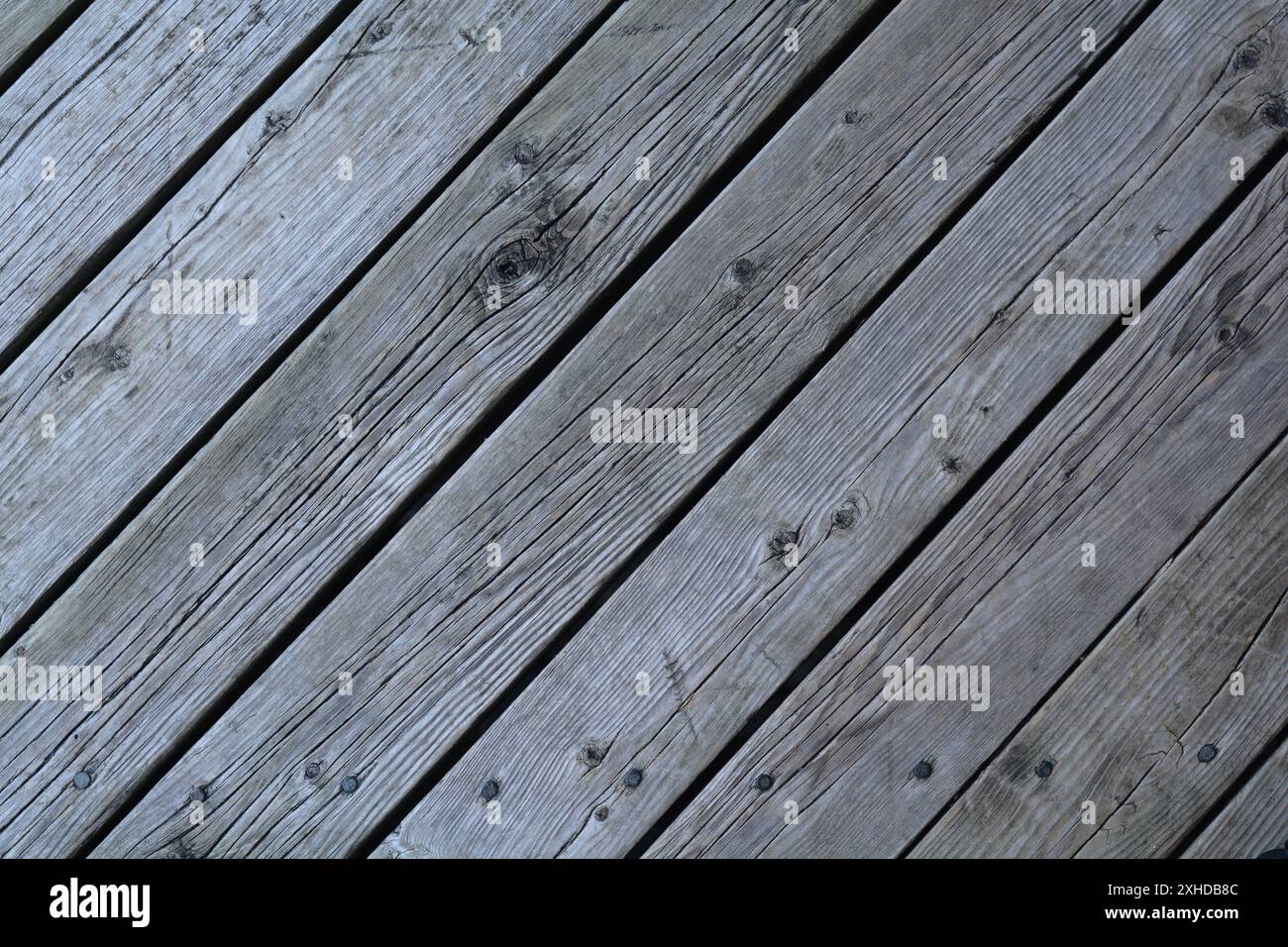 Primo piano del patio all'aperto che mostra le tavole del ponte intemperie che hanno superato la prova del tempo. Foto Stock