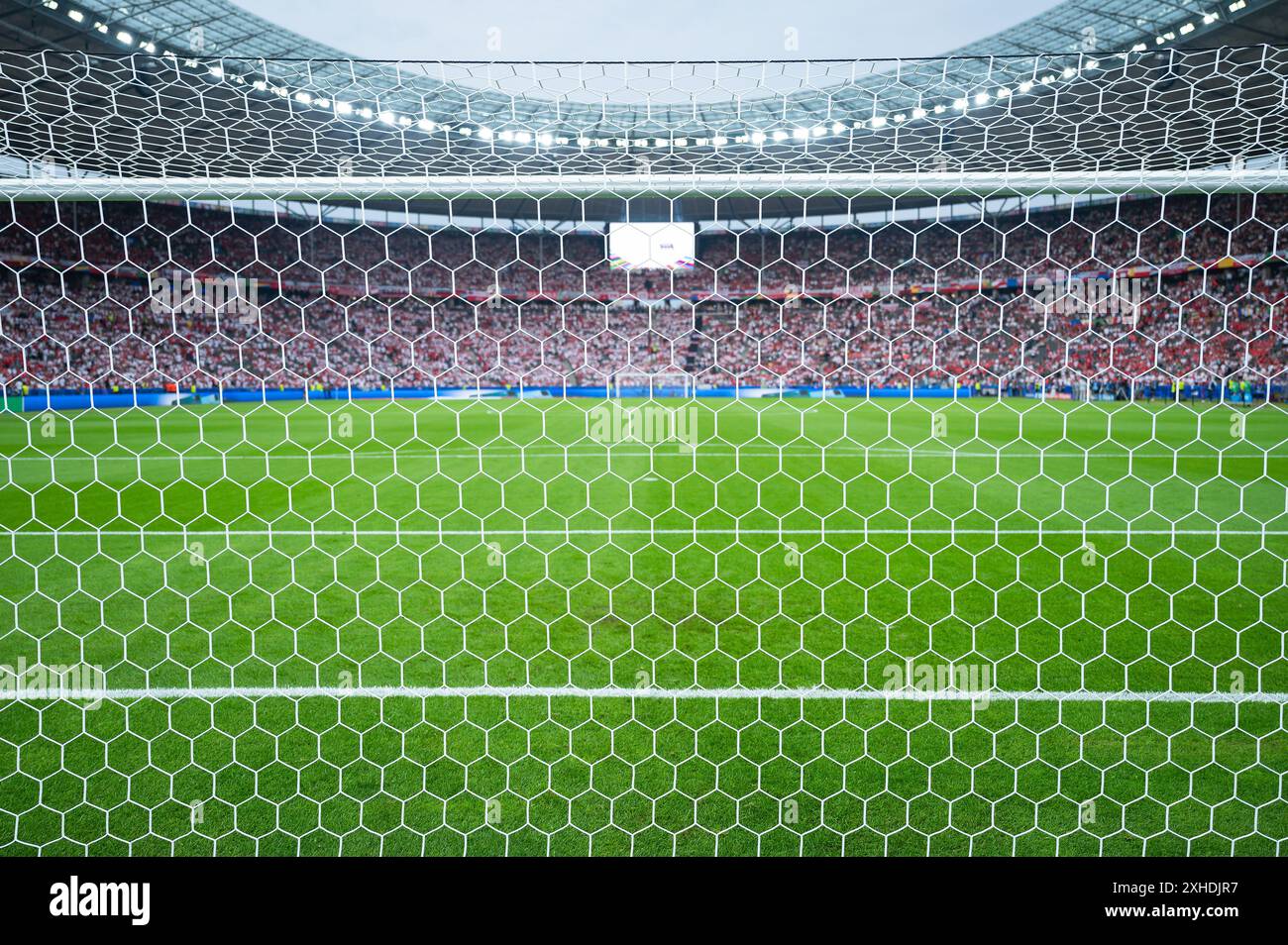 Dettagli della rete del gol e della partita di calcio sullo sfondo. Foto Stock