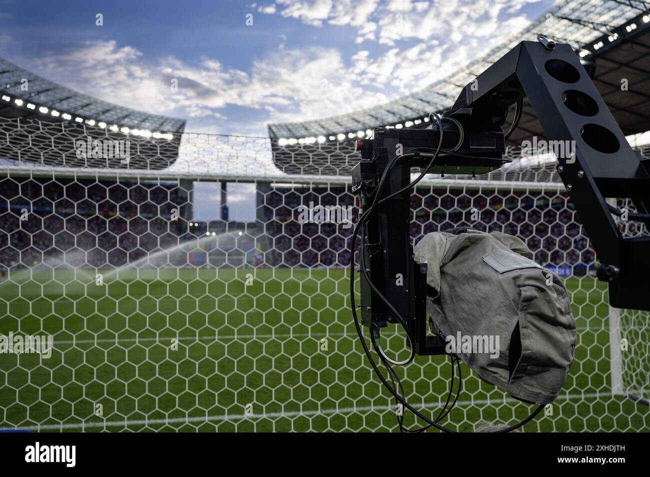 Telecamera TV dietro la porta allo stadio di calcio Foto Stock