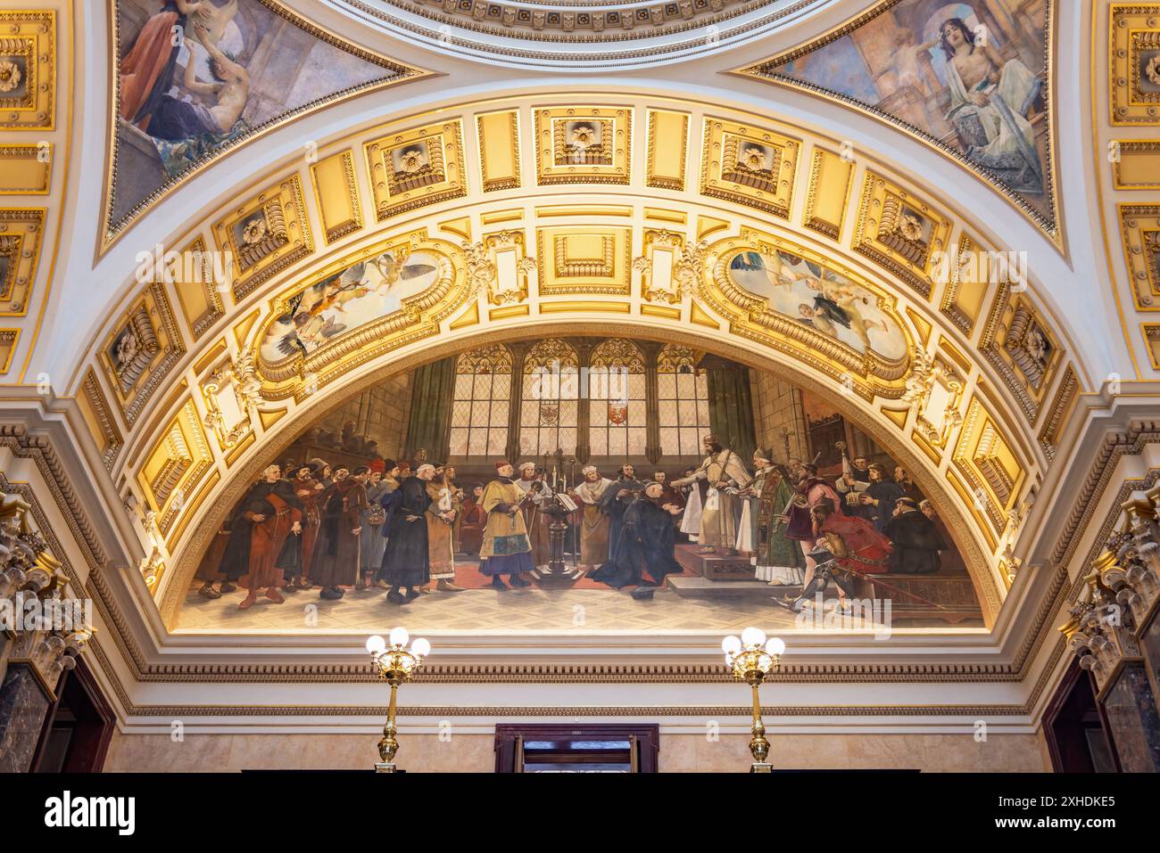 Praga, Repubblica Ceca - 26 maggio 2024: Soffitto del Museo Nazionale di Praga, un museo pubblico dedicato al collec naturale scientifico e storico Foto Stock