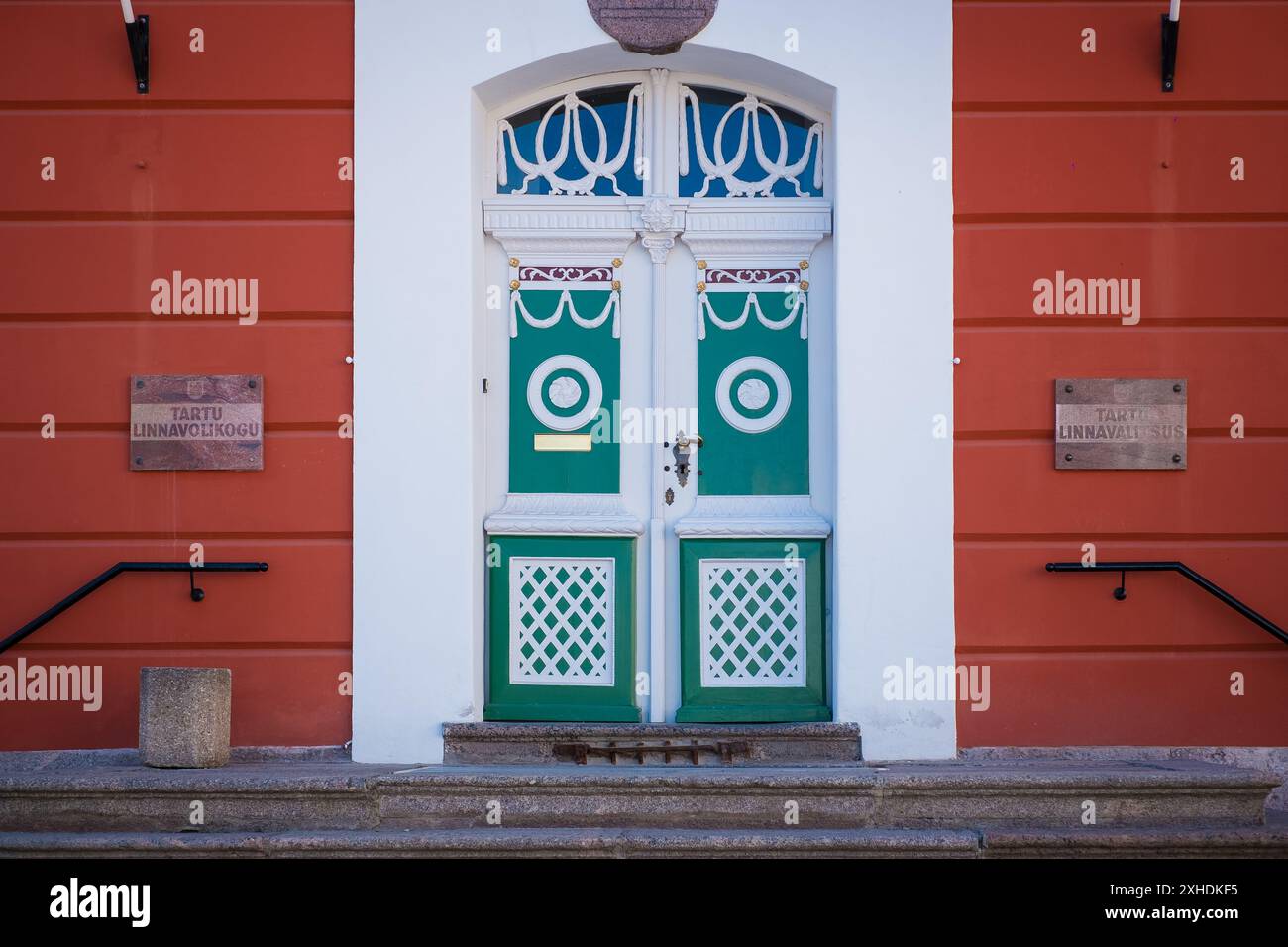 Tartu, Estonia - 25 maggio 2024: Primo piano delle targhe del governo e del Consiglio comunale di Tartu sull'edificio, Foto Stock