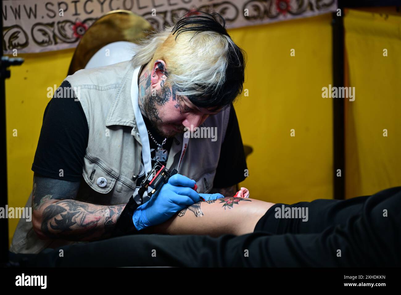 Uomo alla convention del tatuaggio a Malmö in Svezia l'11 novembre 2023. Foto Stock