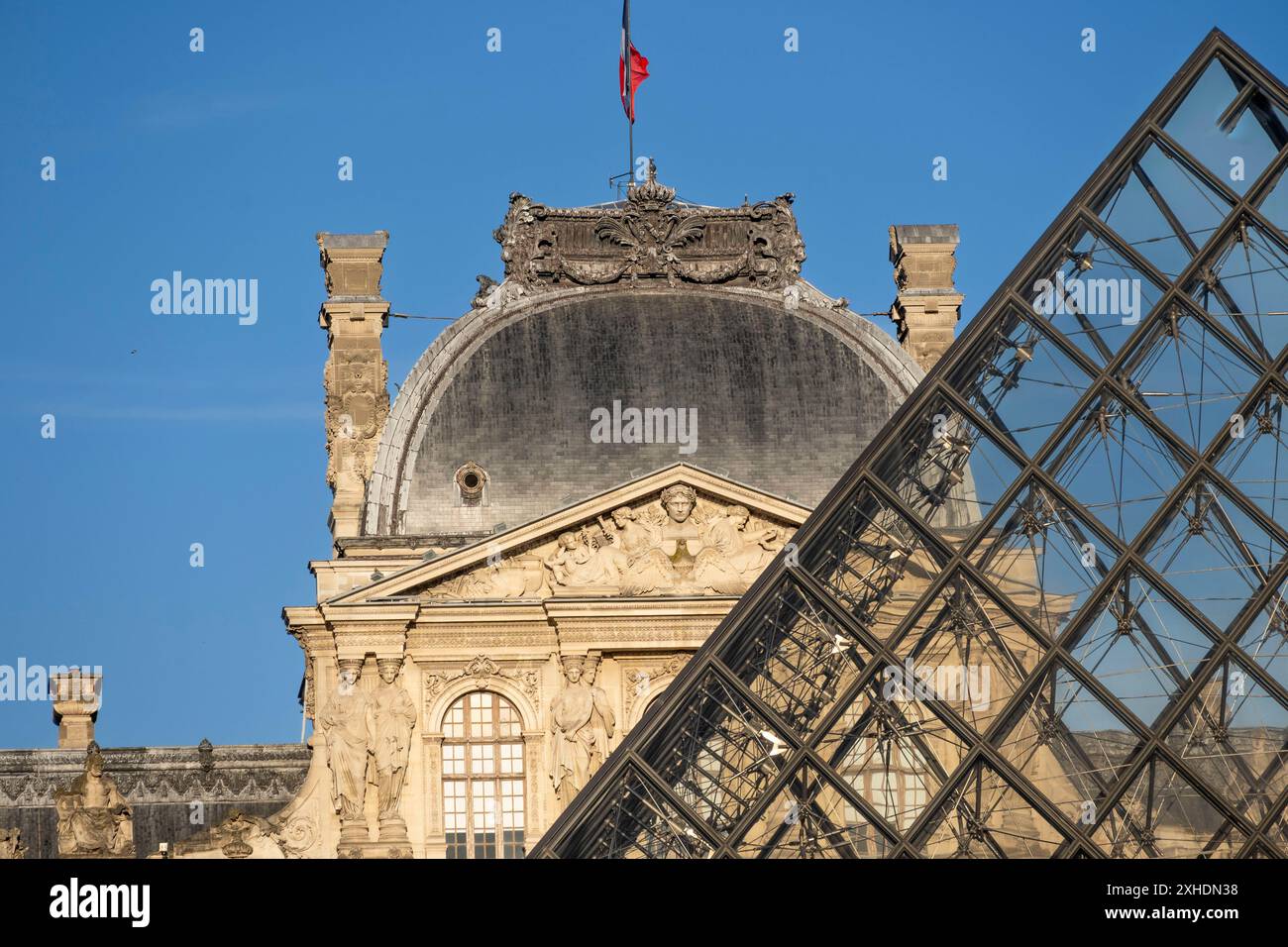 Parigi, Francia, 7 giugno 2024: Il Louvre, sulla riva destra della Senna, a Parigi, il museo nazionale d'arte francese, che ospita importanti opere iconiche. Foto Stock