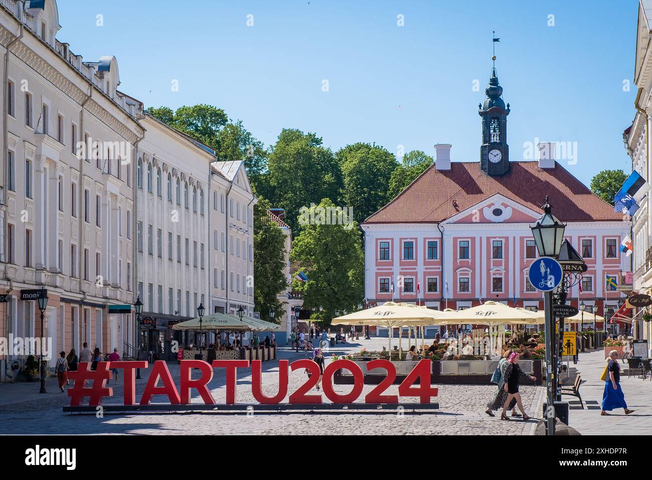 Tartu, Estonia - 25 maggio 2024: Grande cartello "#Tartu2024" sulla Piazza del Municipio nel centro della città vecchia che promuove la cultura europea capitale dell'anno ti Foto Stock