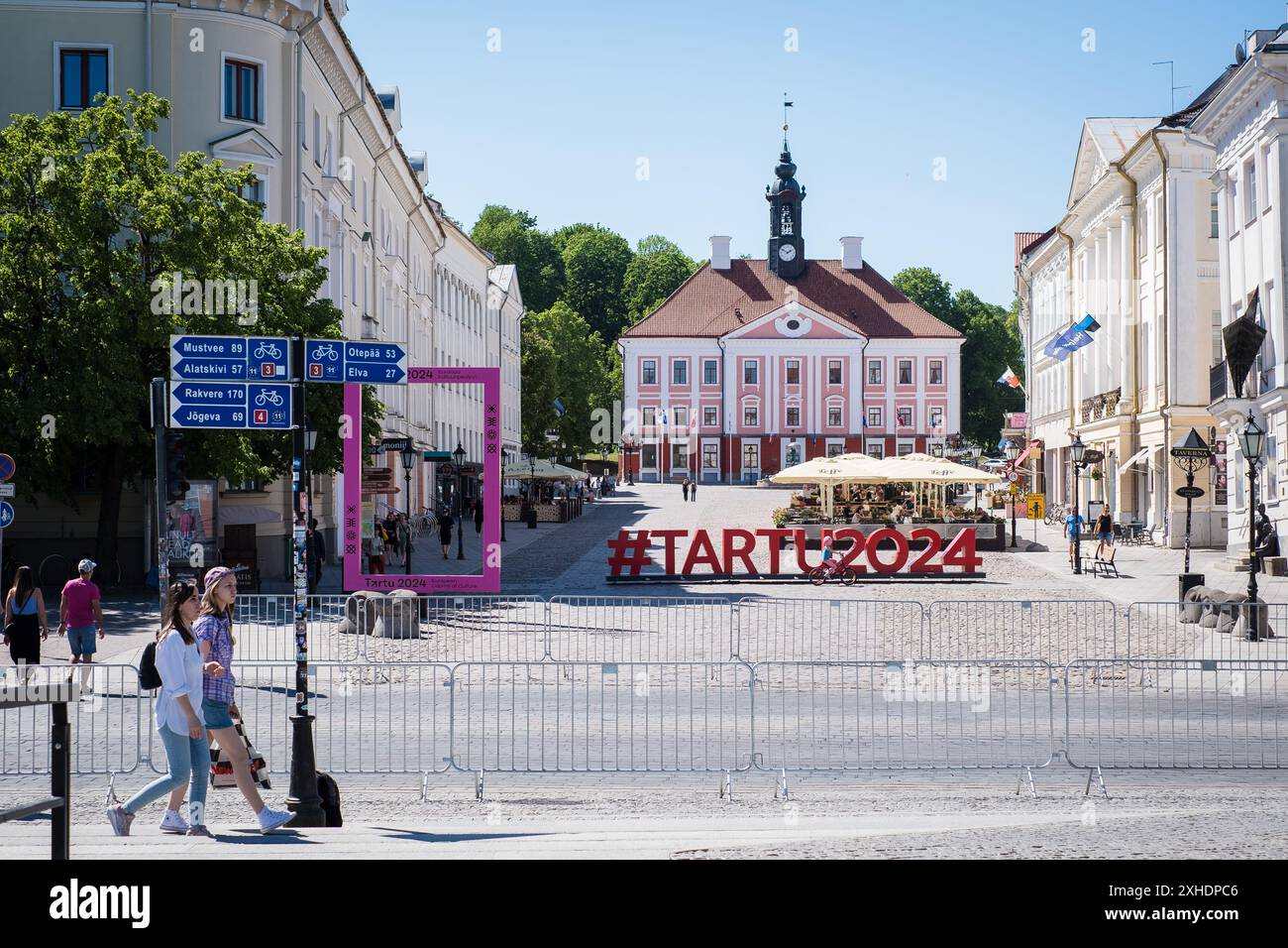 Tartu, Estonia - 25 maggio 2024: Grande cartello "#Tartu2024" sulla Piazza del Municipio nel centro della città vecchia che promuove la cultura europea capitale dell'anno ti Foto Stock