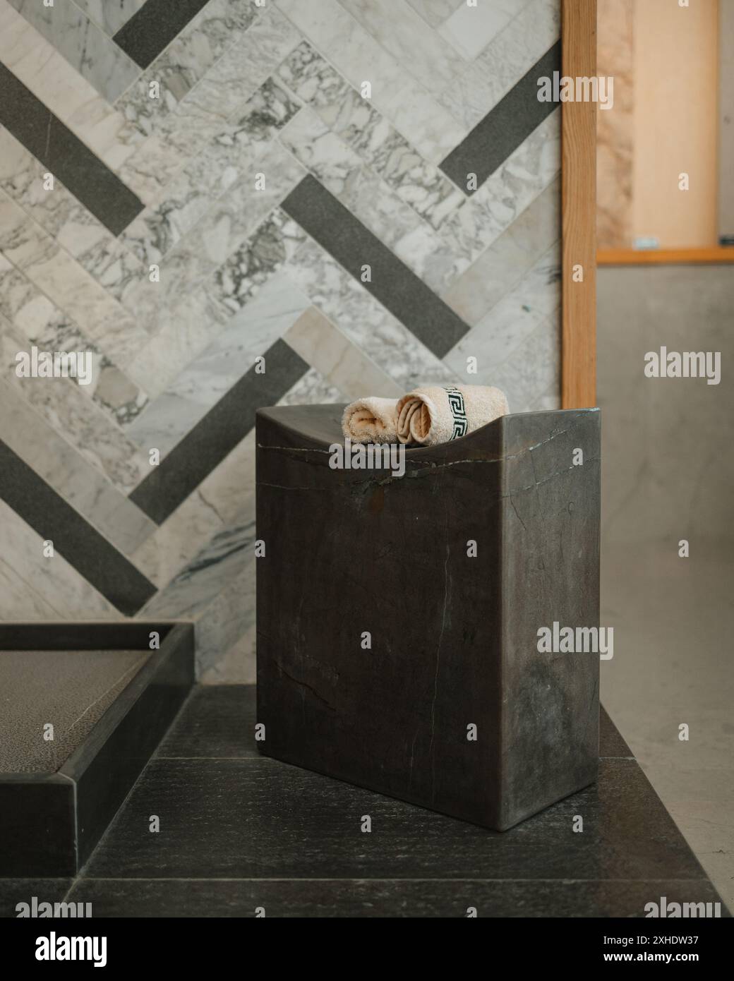Panca in marmo per l'arredamento del bagno Foto Stock