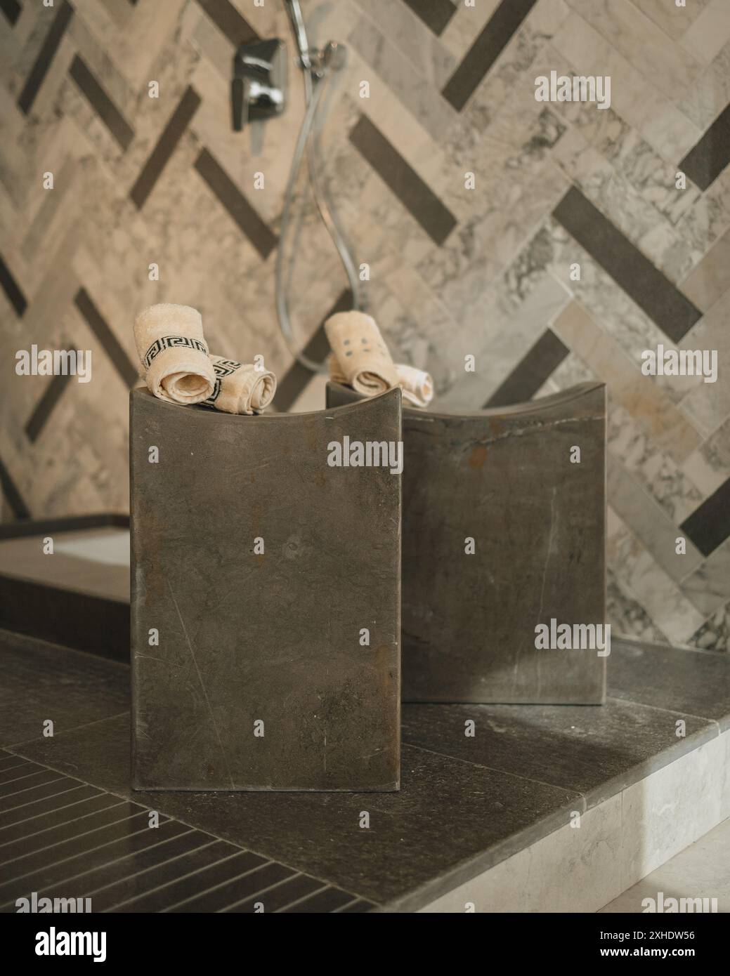 Panca in marmo per l'arredamento del bagno Foto Stock