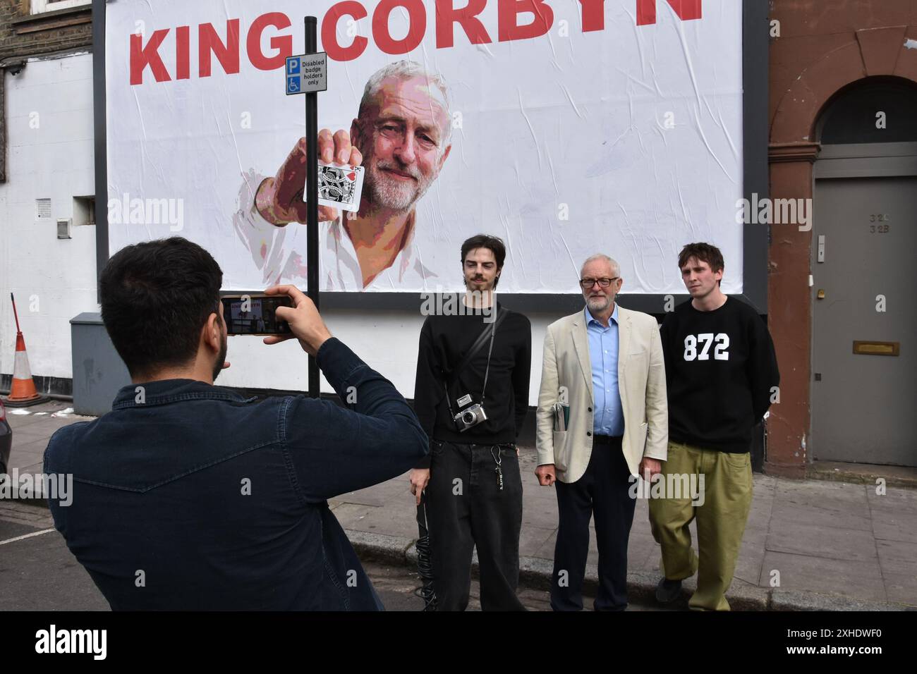 Jeremy Corbyn visita Finsbury Park il primo giorno del Wireless festival del 2024 e passa del tempo a parlare con la gente del posto e a fare selfie mentre celebra la sua recente rielezione come indipendente a Islington North, battendo i laburisti di una notevole quantità. Foto Stock