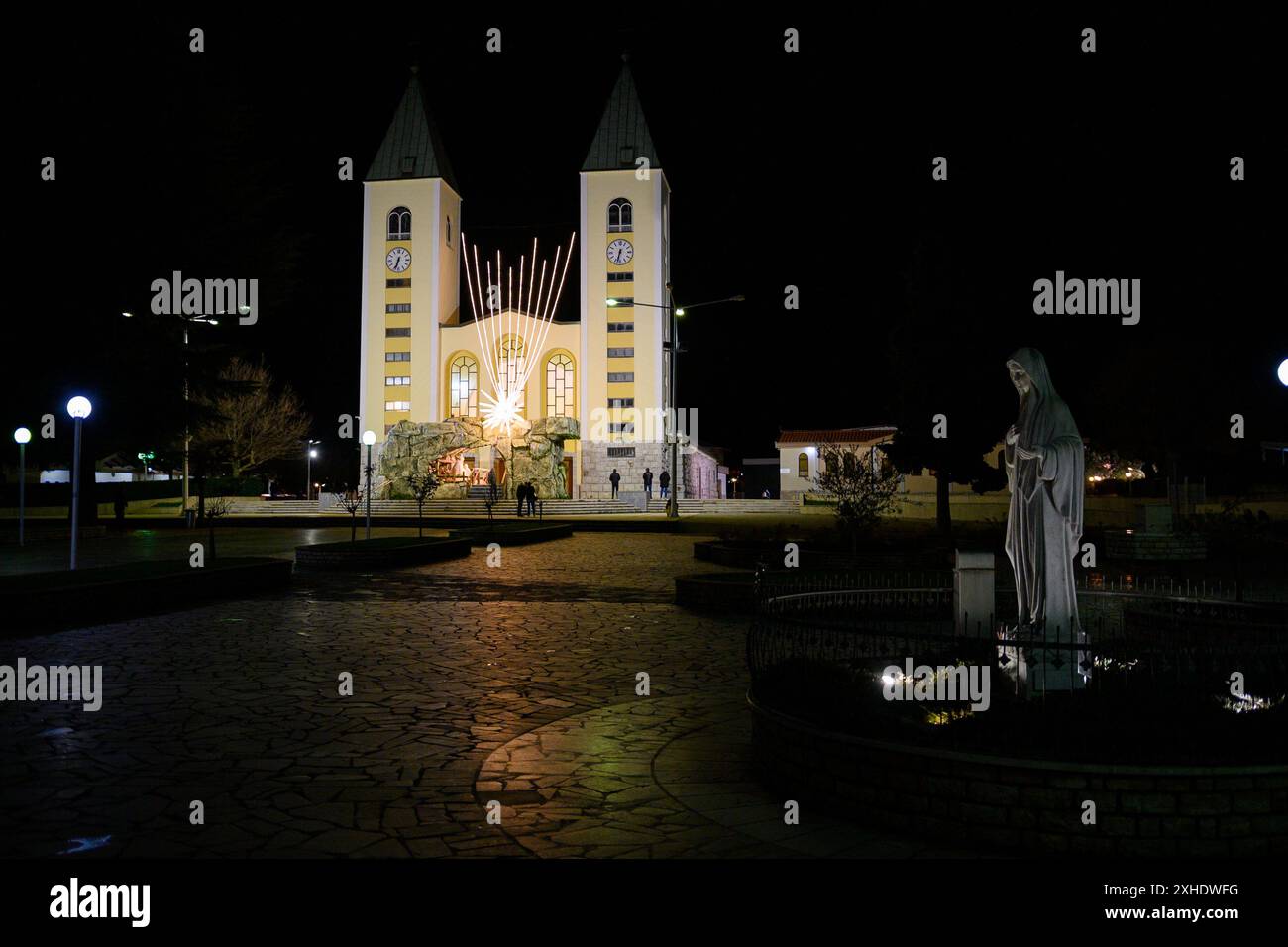 Chiesa di San Giacomo a Medjugorje di notte durante il Natale, Bosnia ed Erzegovina. Foto Stock