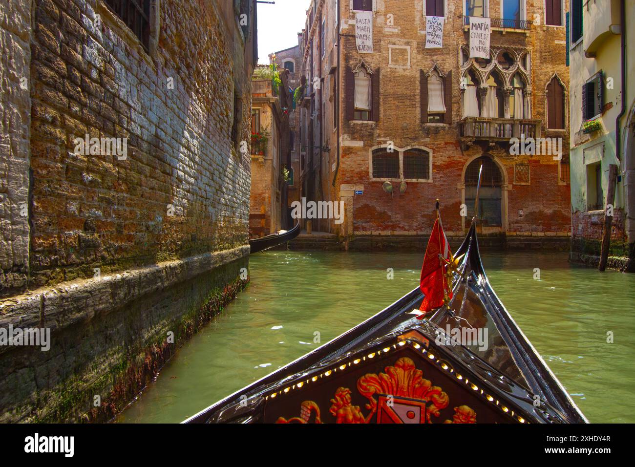 Vista su un piccolo canale da una gondola. Venezia, Italia. Foto Stock