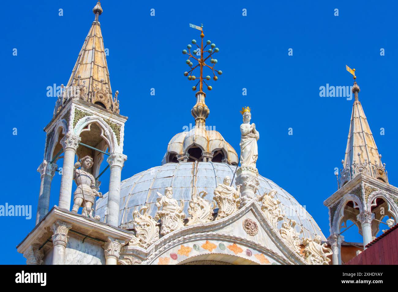 Vista ravvicinata dell'angolo sud-ovest della Basilica di San Marco a Venezia. Foto Stock