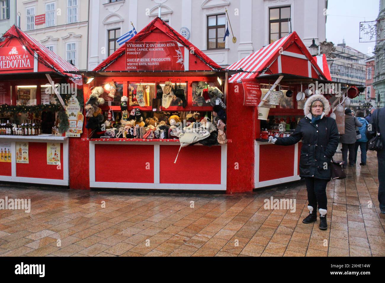 Stalla con decorazioni natalizie al mercatino di Natale a Bratislava Foto Stock