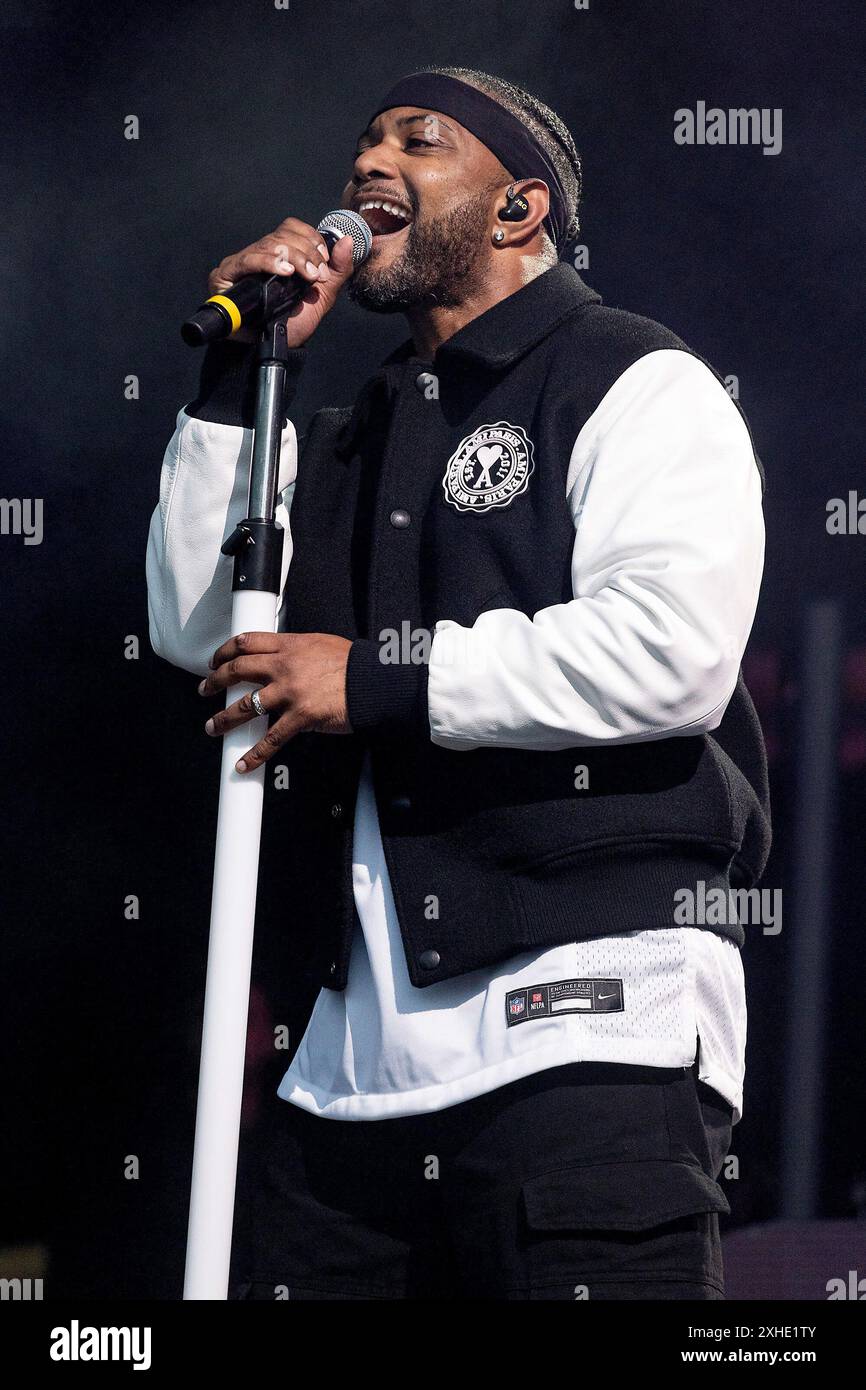 Eden Project, Bodelva, Regno Unito 13 luglio 2024. I JLS si esibiscono alle Eden Sessions 2024 tenutesi presso l'iconico Eden Project, Bodelva, Cornovaglia, Regno Unito. La band è composta da Aston Merrygold, Oritsé Williams, Marvin Humes, & JB Gill, ed è salita alla ribalta dopo la loro apparizione in The X Factor nel 2008. La band ha venduto più di 2 milioni di album e 3 milioni di singoli e continua la sua carriera musicale e televisiva. Credito: Mark Passmore/Alamy Live News Foto Stock