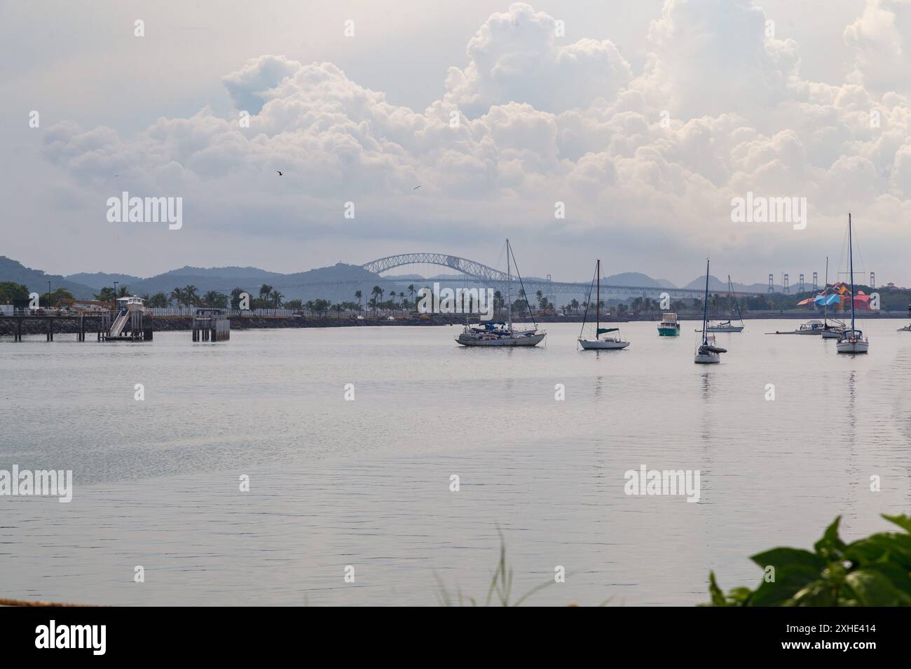 Barche a vela e Ponte delle Americhe Panama City Foto Stock