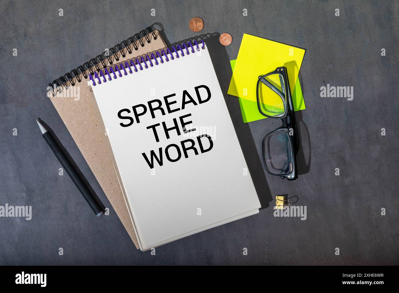 Diffondete il simbolo della parola. Blocchi di mattoni con testo spargete la parola. Splendido sfondo blu, tavolo in legno, spazio per le copie. Business, concetto motivazionale. Foto Stock