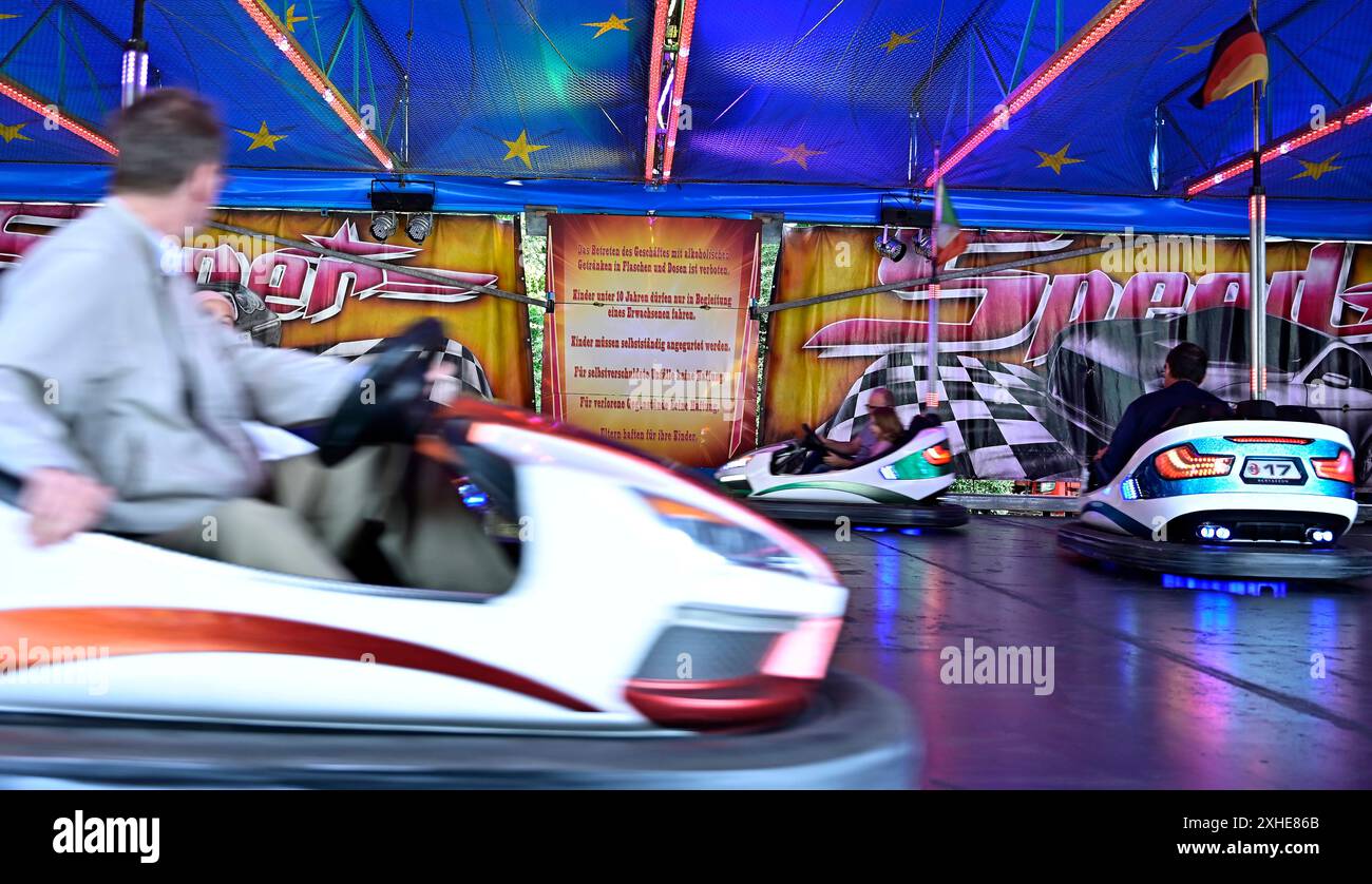 Impressionen,Fotos von der Mölmschen Kirmes in Mülheim an der Ruhr,Stadt im Ruhrgebiet im Bundesland Nordrhein-Westfalen NRW ,Deutschland.Kirmesvergnügen,Jahrmarkt,Rummelplatz,Volksfest,Schausteller,Attraktionen,Schausteller. Fahrgeschäft Autoscooter,Schild mit Sicherheitshinweisen für die Fahrgäste,fotografiert AM 13.07.2024. Die Fotos stehen nur für redaktionelle,journalistische Zwecke/Verwendung/Nutzung zur Verfügung. Â *** impressioni,foto del Mölmsche Kirmes a Mülheim an der Ruhr,città nella regione della Ruhr nello stato federale della Renania settentrionale-Vestfalia NRW,fiera funebre della Germania,fiera,fairgroun Foto Stock