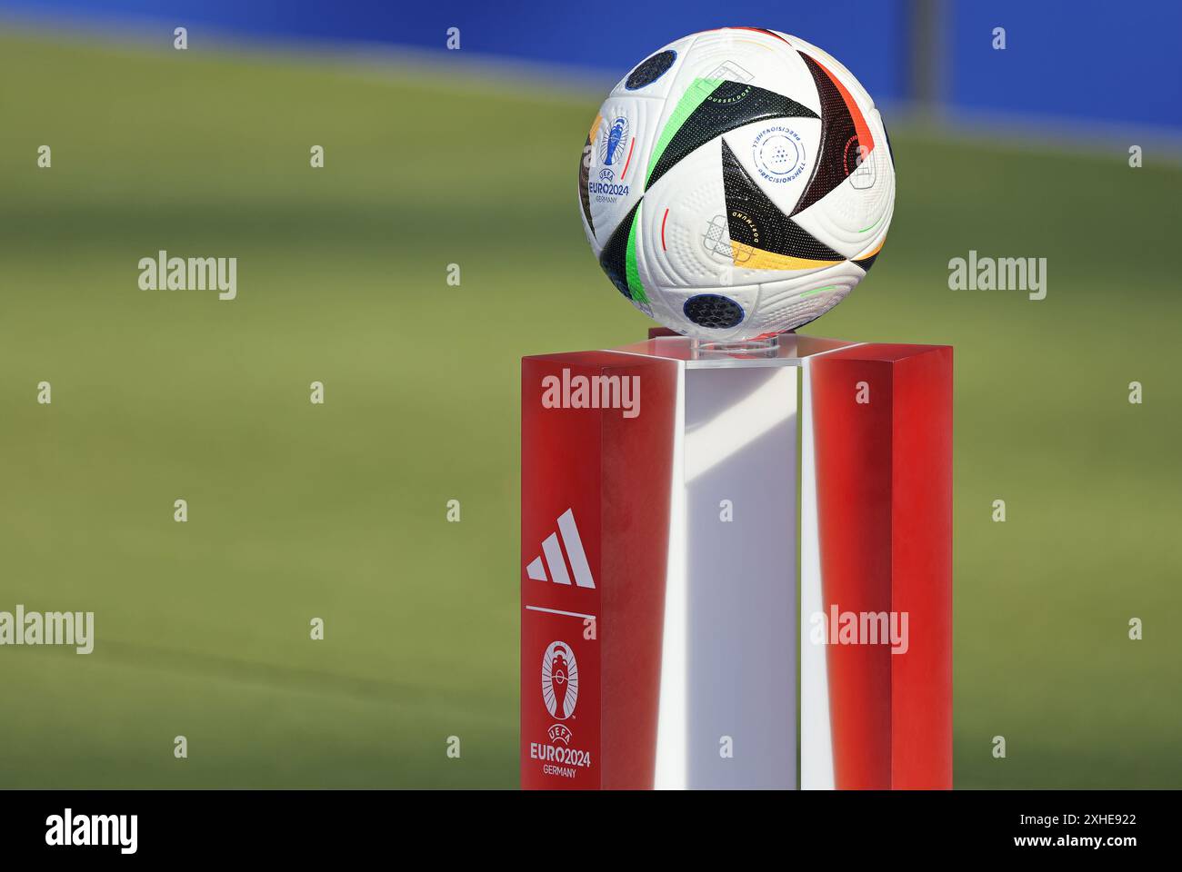 Berlino, Germania - 25 giugno 2024: Adidas FUSSBALLLIEBE, il pallone ufficiale di UEFA EURO 2024 sul piedistallo prima della partita a gironi di UEFA EURO 2024 Olanda contro Austria all'Olympiastadion di Berlino Foto Stock