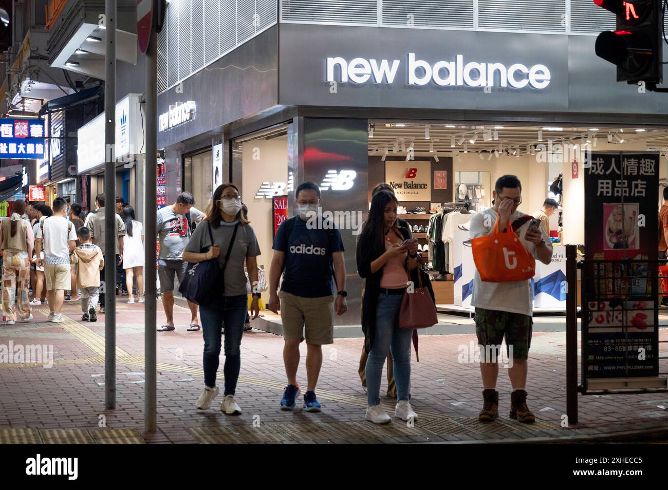 Hong Kong, Cina. 1 maggio 2024. I pedoni sono visibili di fronte al negozio e logo di calzature americano New Balance (NB) a Hong Kong. (Credit Image: © Sebastian ng/SOPA Images via ZUMA Press Wire) SOLO PER USO EDITORIALE! Non per USO commerciale! Foto Stock