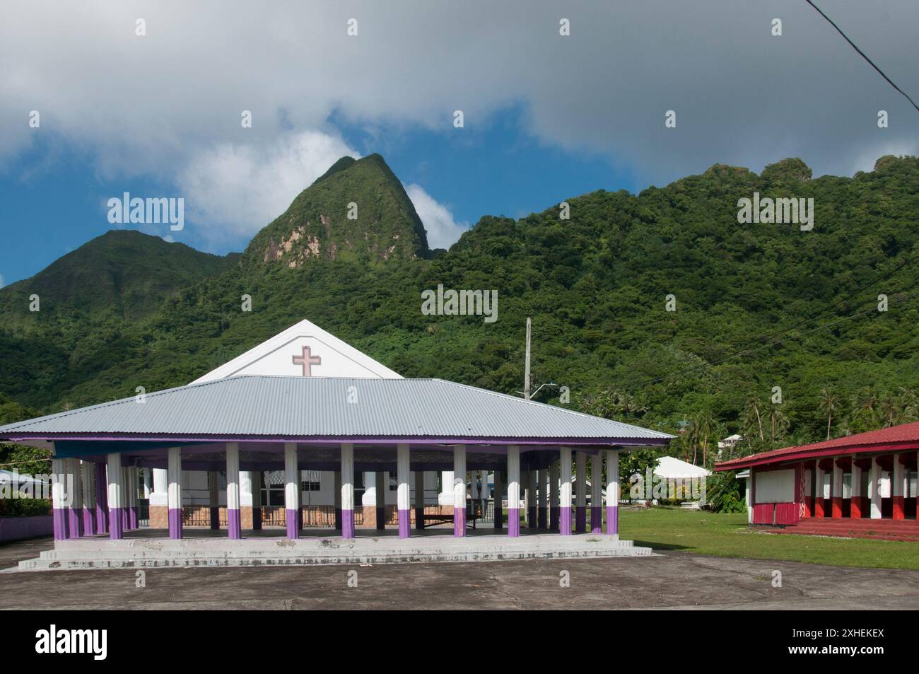 Villaggio di Afono sulla costa nord di Tutuila, adiacente al Parco Nazionale delle Samoa americane Foto Stock