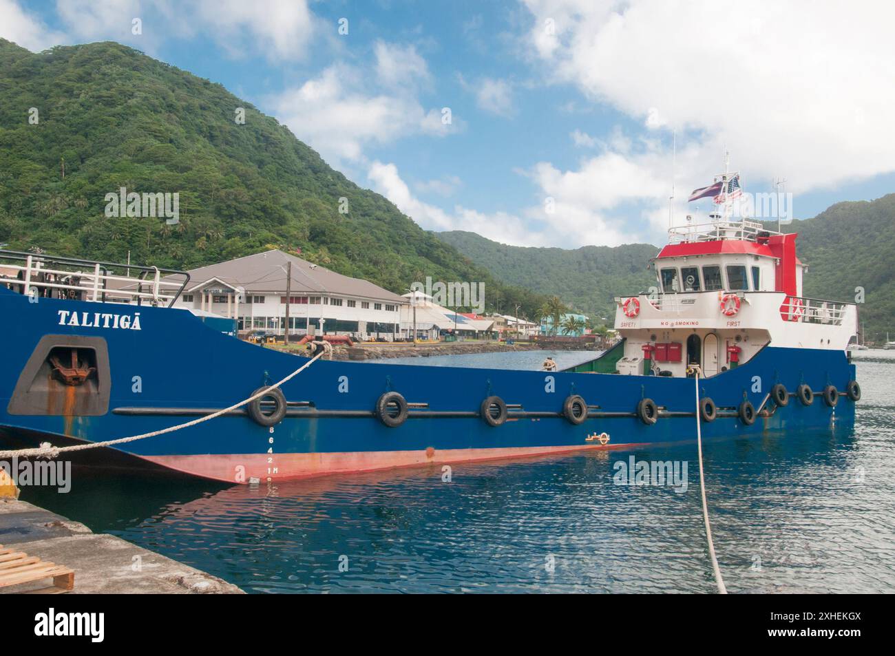 Navi di rifornimento interinsulari attendono il carico nel porto di Pago Pago, nelle Samoa americane Foto Stock