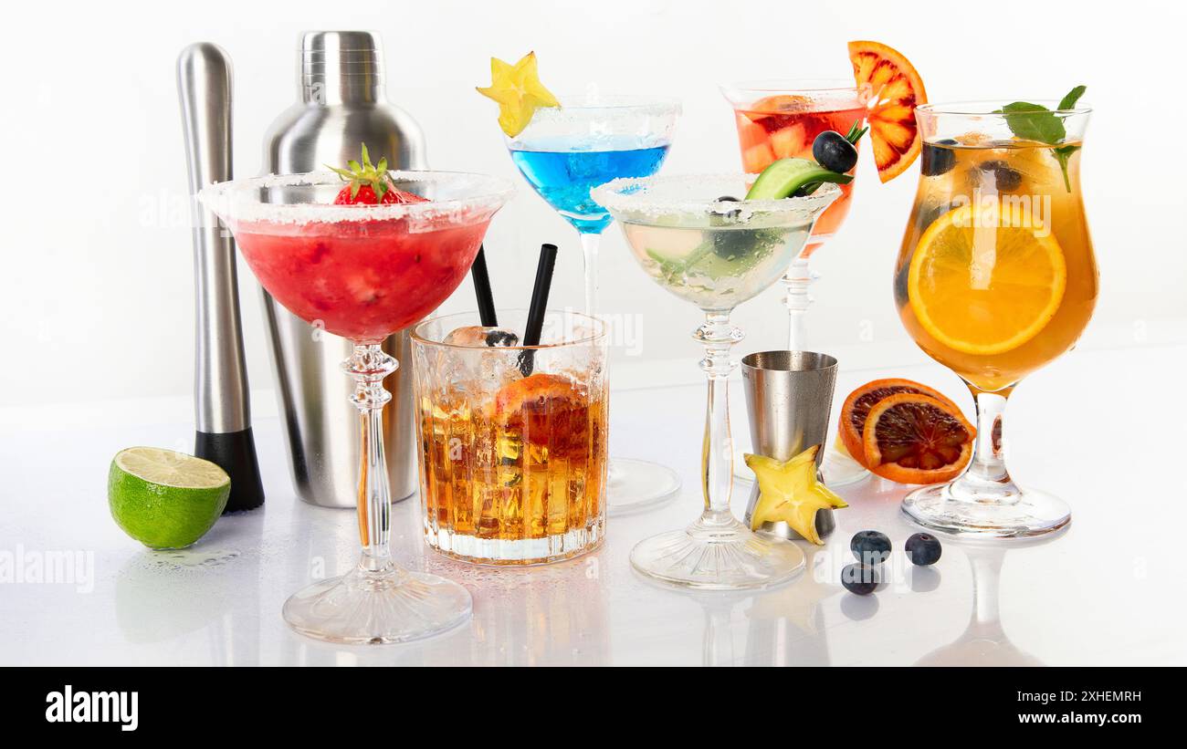 Cocktail estivi in bicchieri classici su sfondo bianco. L'ora della festa. Foto Stock