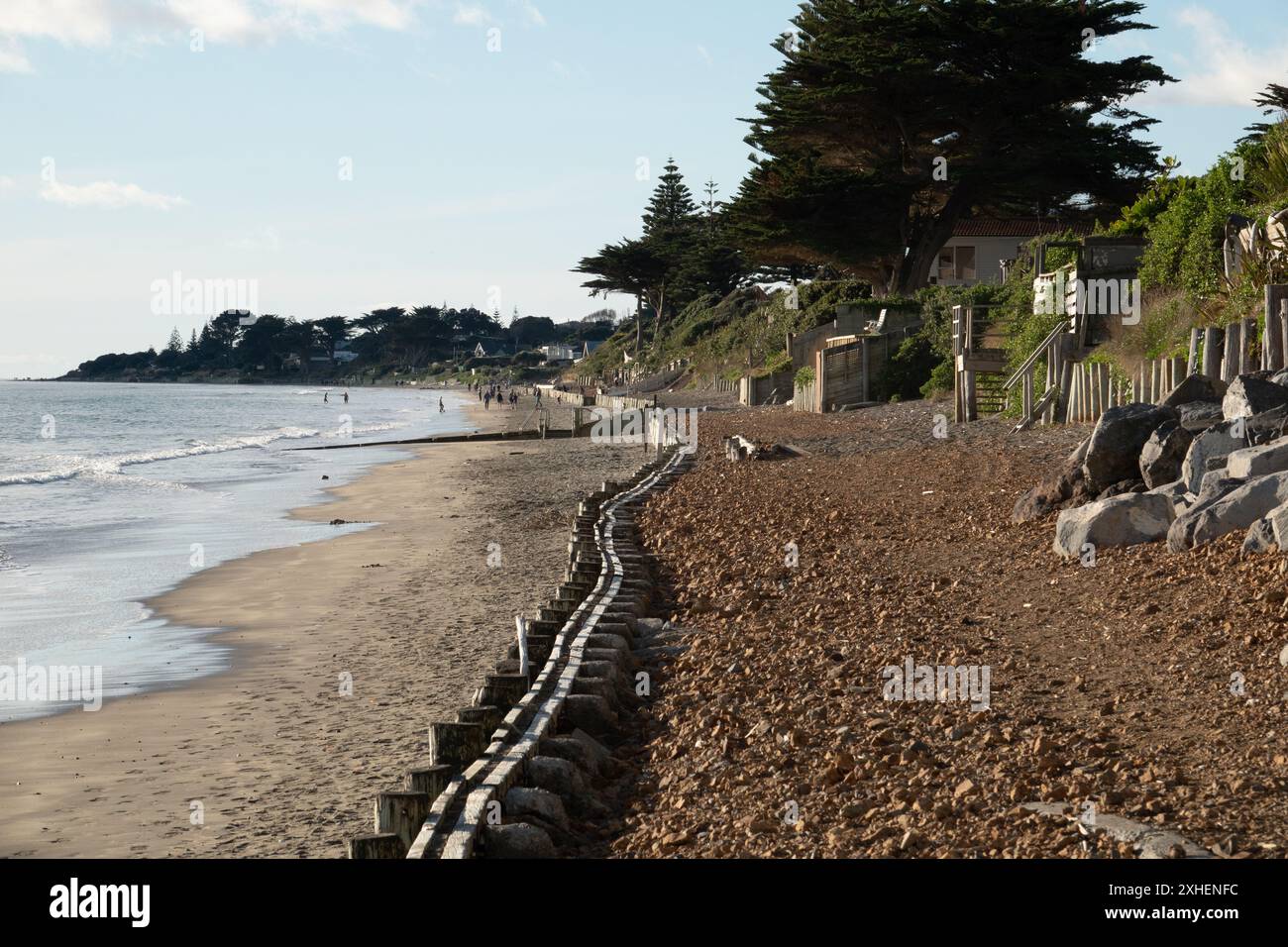 Le mura del mare proteggono le case dall'innalzamento del livello del mare e dall'erosione costiera sulla spiaggia di Raumati, Kapiti, nuova Zelanda Foto Stock