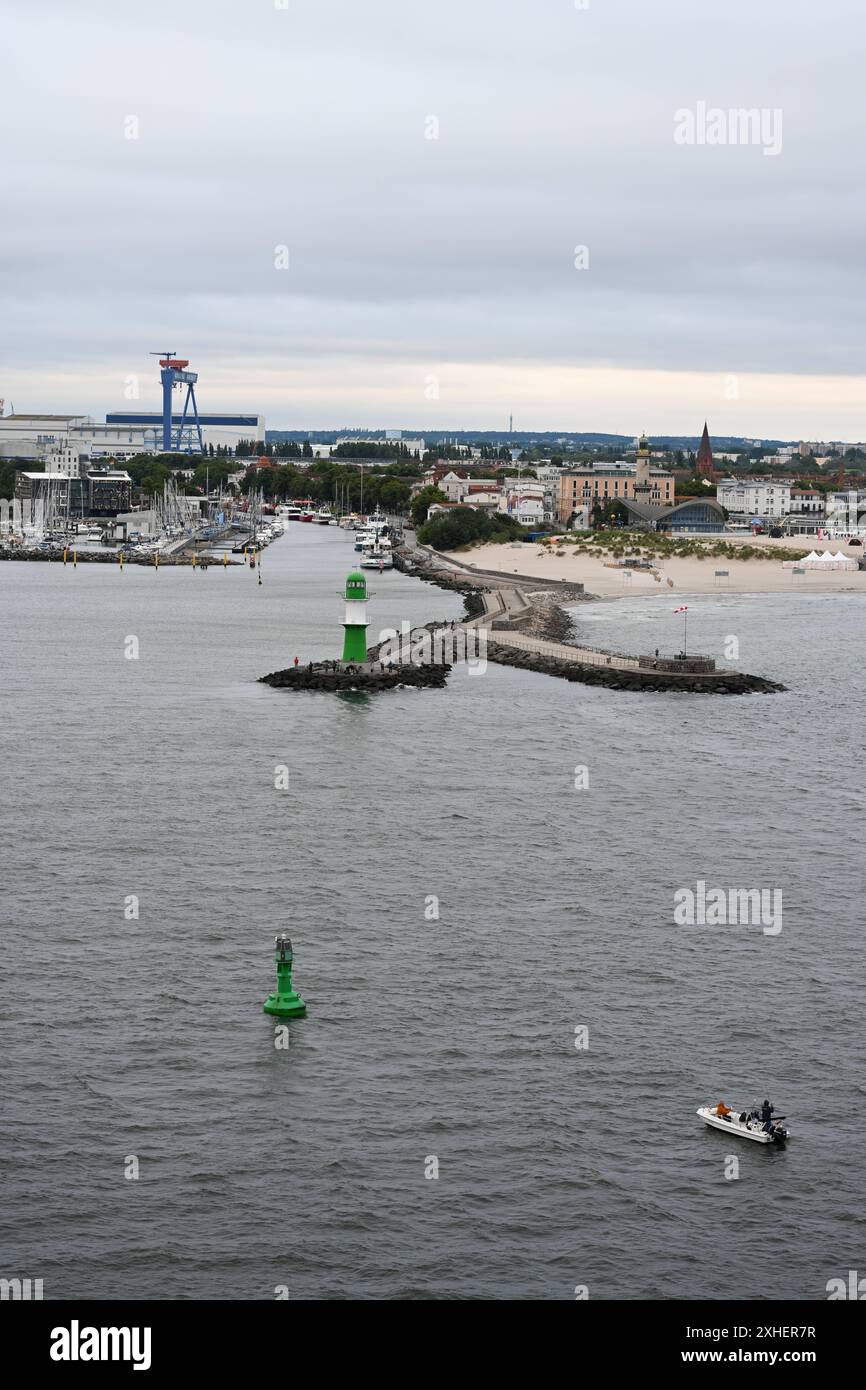 Die Hafeneinfahrt vom Hafen Warnemünde. Blick auf den Molenkopf. Warnemünde Meclemburgo-Vorpommern Deutschland *** l'ingresso del porto dal porto di Warnemünde Vista della testa del molo Warnemünde Meclemburgo-Vorpommern Germania Copyright: Xdiebildwerftx Foto Stock