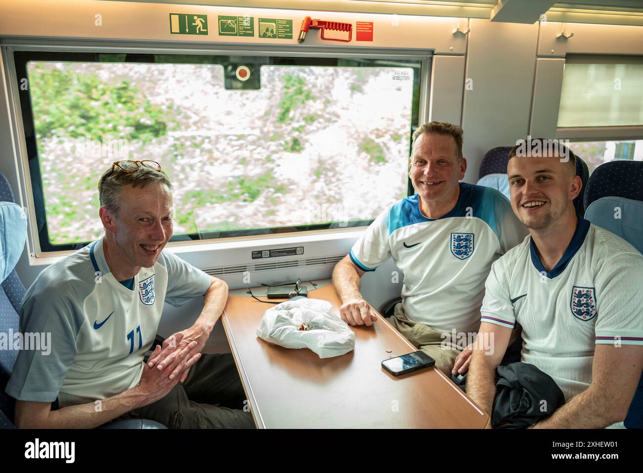 I tifosi inglesi e i familiari si dirigono a Berlino in treno attraverso la Germania in vista della finale di Euro24 Inghilterra contro Spagna. Foto Stock