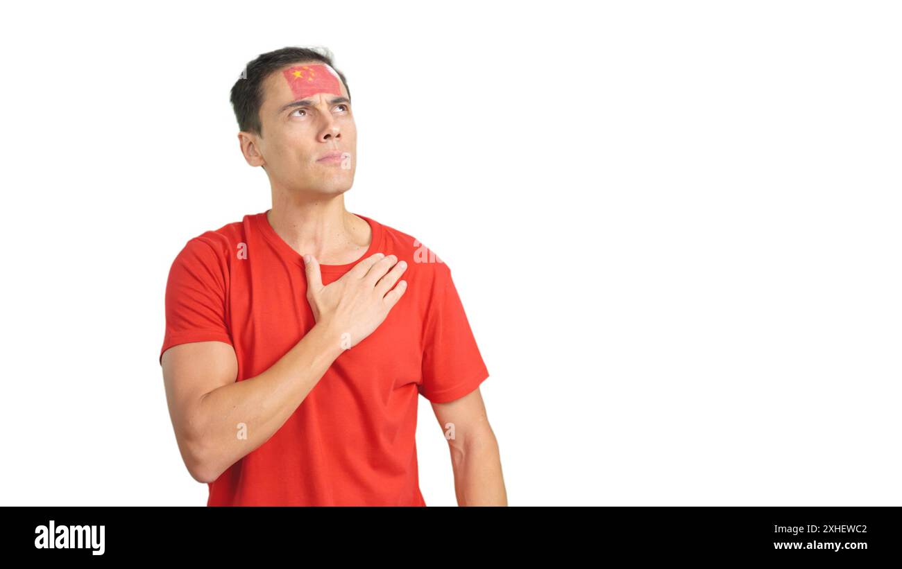 Uomo che ascolta l'inno nazionale cinese con solennità Foto Stock