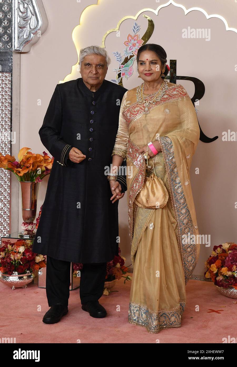 Mumbai, India. 12 luglio 2024. Lo sceneggiatore e paroliere indiano Javed Akhtar posa per una foto con la moglie e l'attrice Shabana Azmi durante la cerimonia di nozze sul tappeto rosso di Anant Ambani e Radhika Merchant a Mumbai. (Foto di Ashish Vaishnav/SOPA Images/Sipa USA) credito: SIPA USA/Alamy Live News Foto Stock