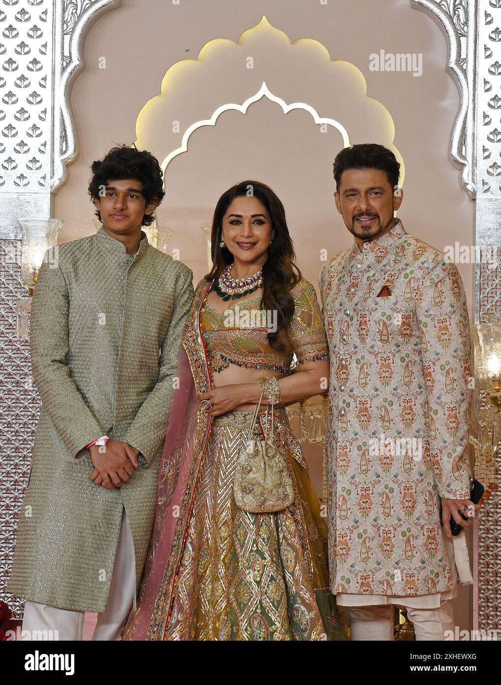 Mumbai, India. 12 luglio 2024. L'attrice di Bollywood Madhuri Dixit (C) posa per una foto con suo marito Shriram Nene (R) e suo figlio Ryan Nene (L) alla cerimonia di nozze sul tappeto rosso di Anant Ambani e Radhika Merchant a Mumbai. (Foto di Ashish Vaishnav/SOPA Images/Sipa USA) credito: SIPA USA/Alamy Live News Foto Stock