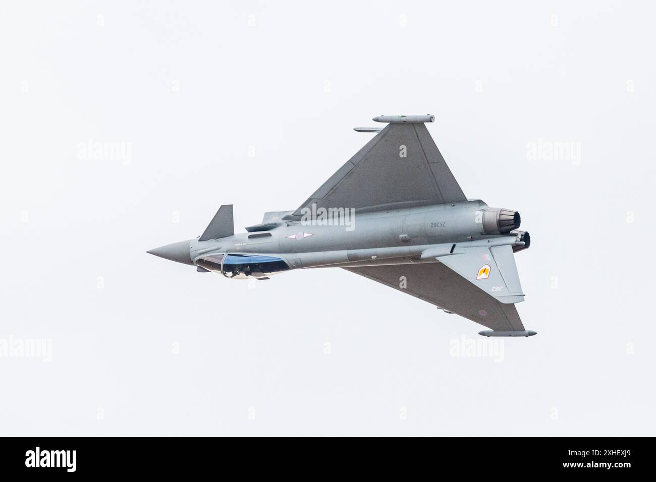 L'Eurofighter Typhoon FGR4 si capovolse sopra Southport a Merseyside, Inghilterra, visto il 13 luglio 2024. Foto Stock