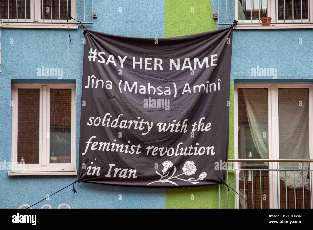 Dica il suo nome. Jina (Masha) Amini. Solidarietà con la rivoluzione femminista in Iran. Banner sull'edificio di Nernhard-Nocht-Strasse a St. Pauli, Amburgo. Foto Stock