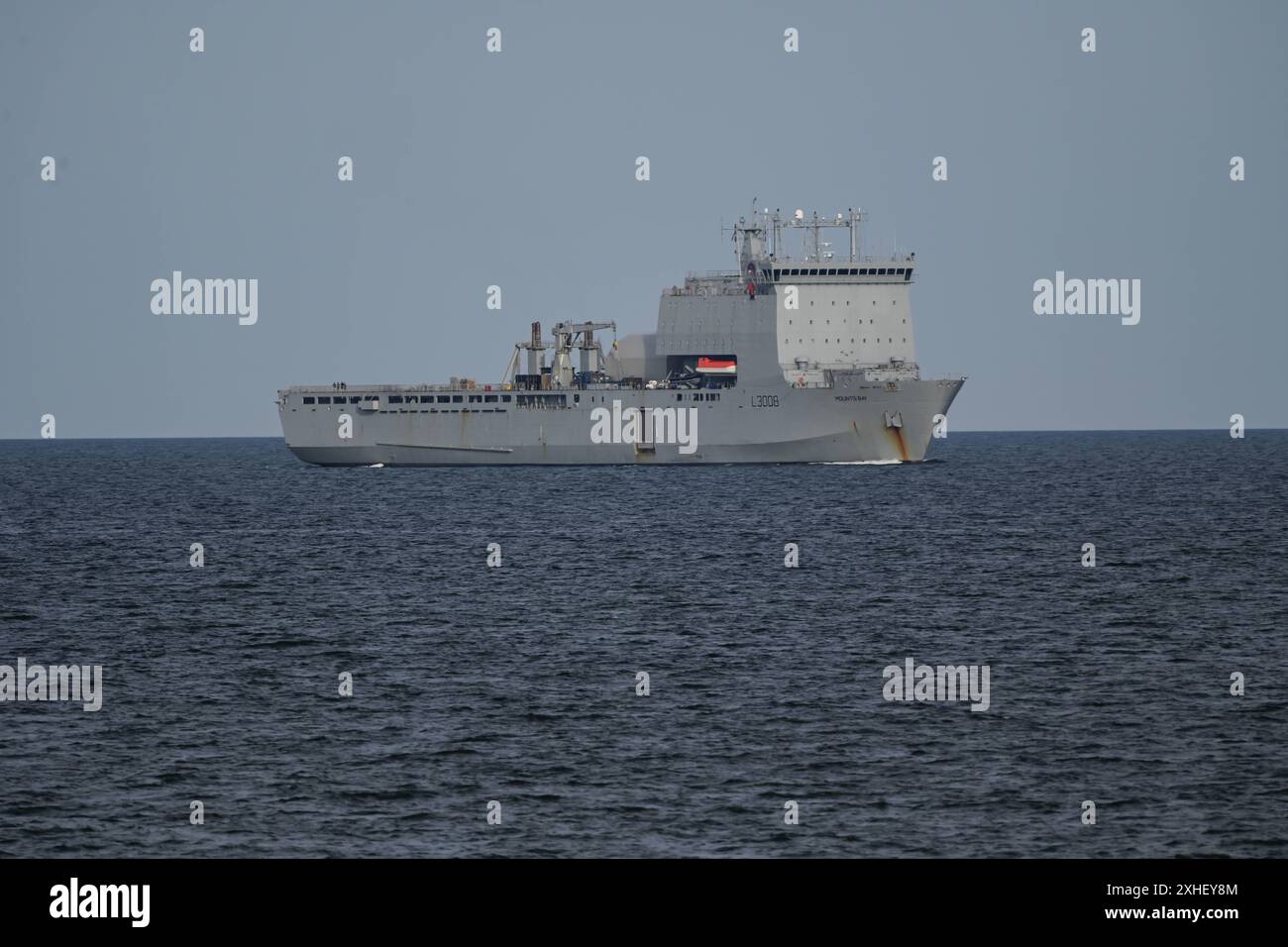 Britisches Landungsschiff Mounts Bay Folgt russischer Marine. DAS Landungsschiff Mounts Bay verfolgte am 11.07.2024 Schiffe der russischen Marine bis Kiel. Ostsee Deutschland *** nave da sbarco britannica Mounts Bay segue la marina russa la nave da sbarco Mounts Bay inseguì navi della marina russa a Kiel Mar Baltico Germania l'11 07 2024 Copyright: Xdiebildwerftx Foto Stock