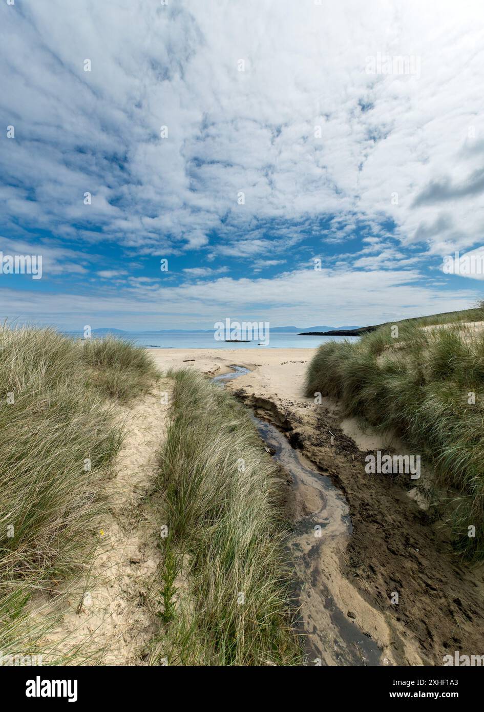 Percorso tra dune ed erba di marram fino alla remota e bellissima spiaggia di Balnahard sull'isola di Colonsay, Scozia, Regno Unito Foto Stock